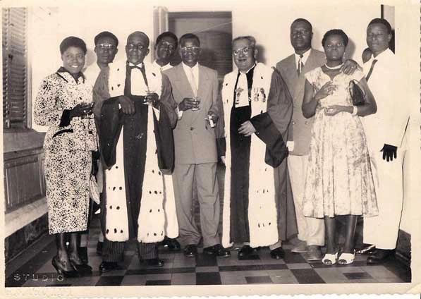 Fin de una sesión de audiencia colonial, magistrados y escribanos posando ante el palacio de justicia, África Ecuatorial Francesa