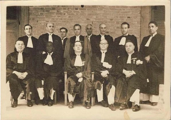 Louis Tècle Courbain rodeado de sus colegas magistrados y escribanos, años 1930