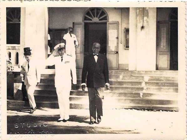 Ceremonia de despedida del gobernador de la colonia, rodeado de magistrados y funcionarios antillanos, África francesa, años 1930