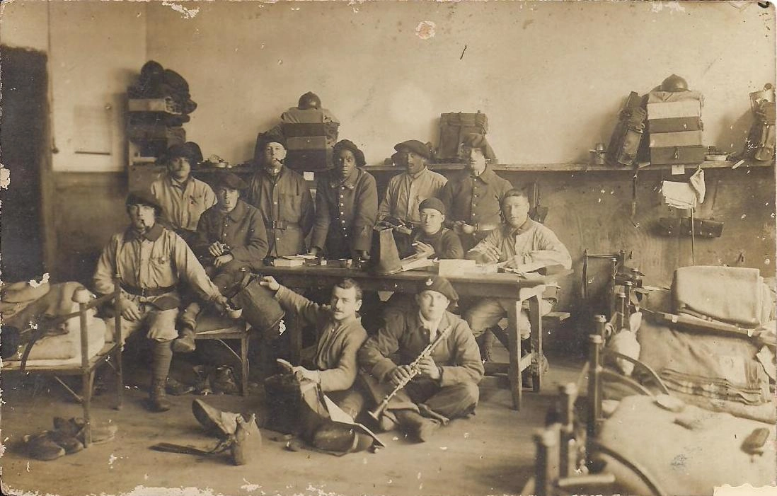 Louis Tècle Courbain y sus camaradas en el dormitorio de los Cazadores Alpinos, servicio militar en los años 1910-1920