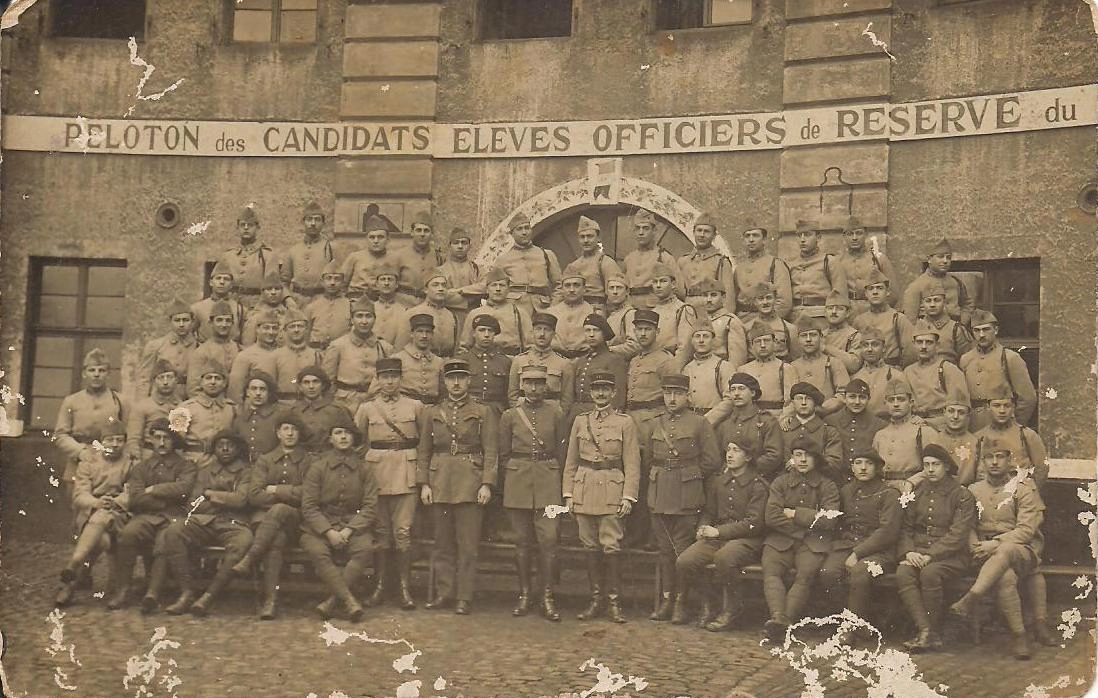 Grupo de soldados del batallón de Cazadores Alpinos, algunos originarios de las Antillas y Guayana, posando en uniforme de instrucción