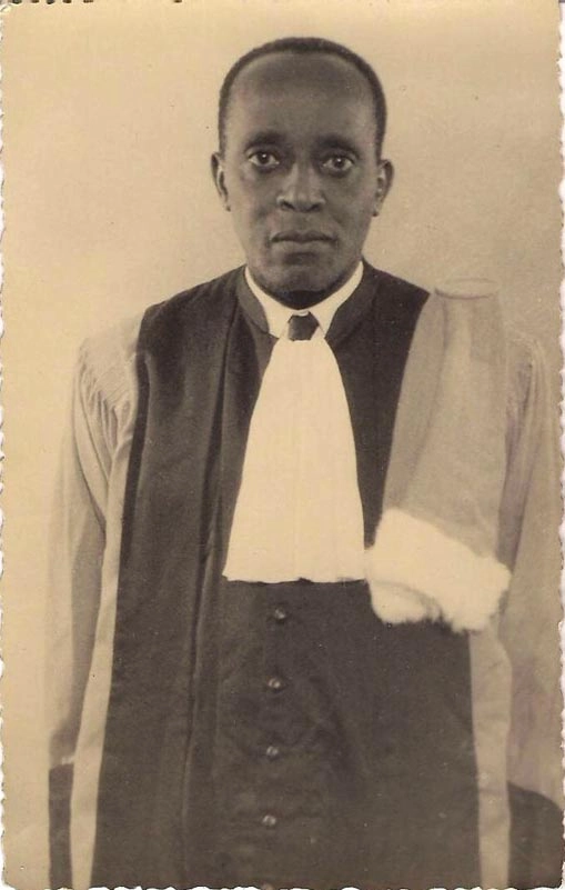 Retrato oficial de Louis Tècle Courbain con toga de magistrado colonial, gran toga negra y muceta
